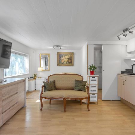 Lara Studio: Laugardalur Valley Retreat with Private Entrance and Parking Reykjavik Exterior photo